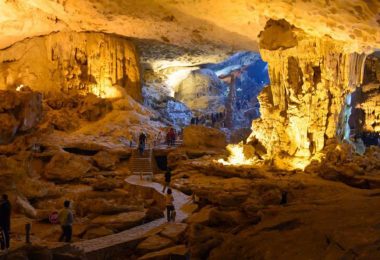 Au co cruise visting cave