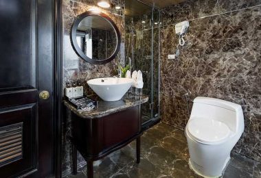 Margaret Triple Cabin Bathroom