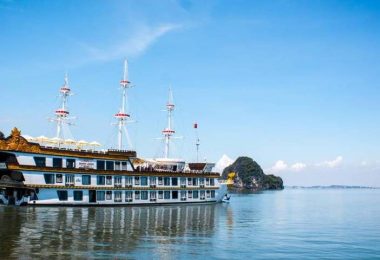 Dragon Legend cruise on Bai Tu Long