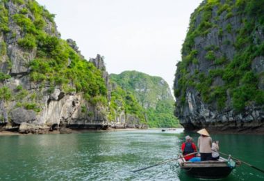 Sampan in Bai Tu Long